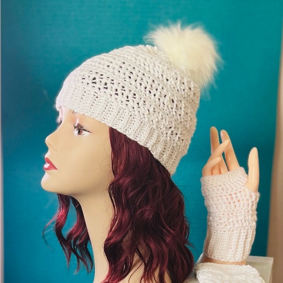 GoldyMax Accessories - White beanie with faux fur pompom and matching fingerless gloves